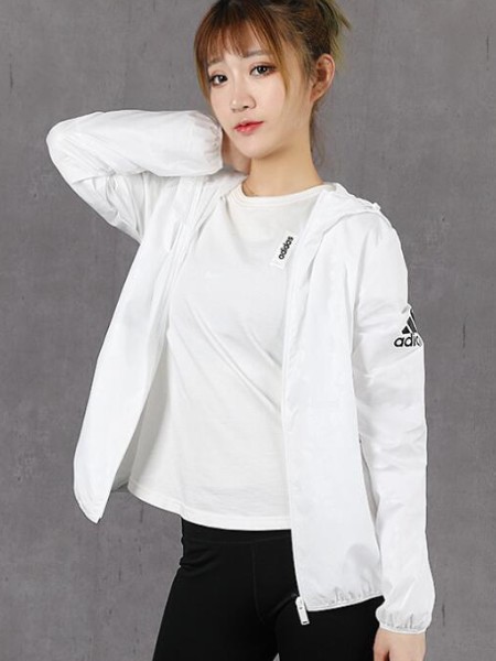 阿迪最新女款运动服，时尚风潮尽显女性魅力与活力！
